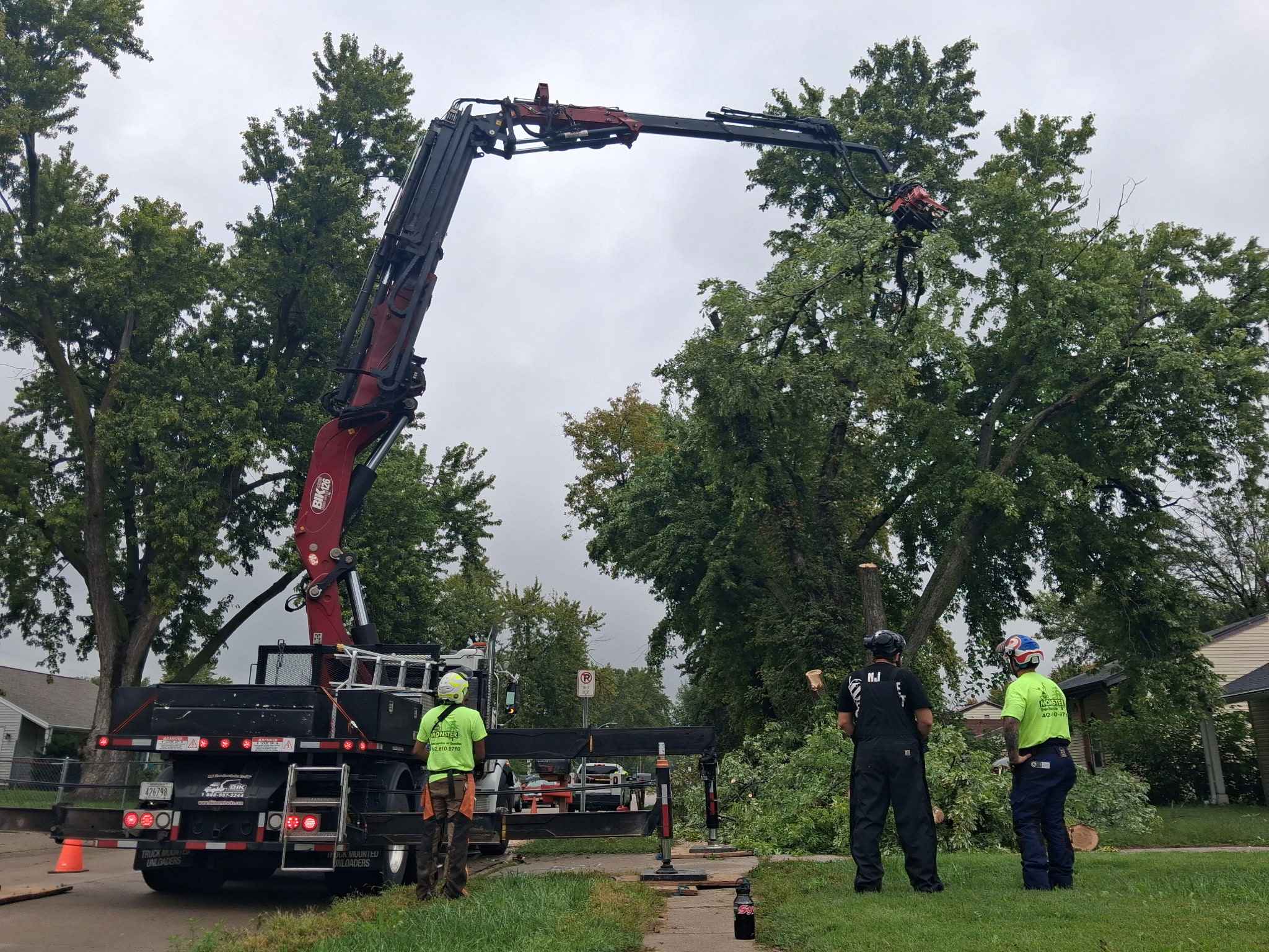 Rear view of the Midgard truck with outriggers and crane deployed